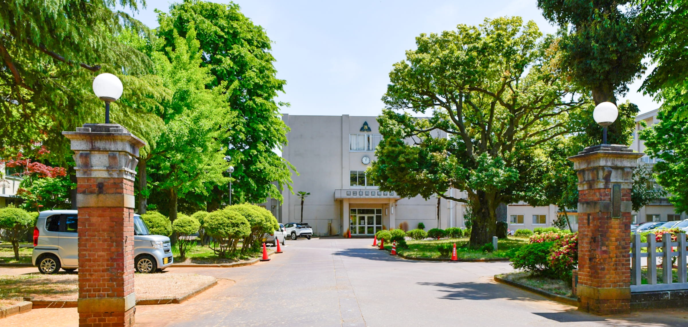 長岡高校の校門