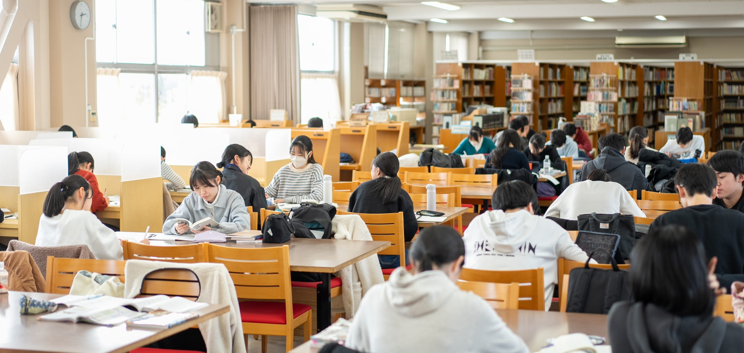 図書館内で多くの学生が勉強している様子